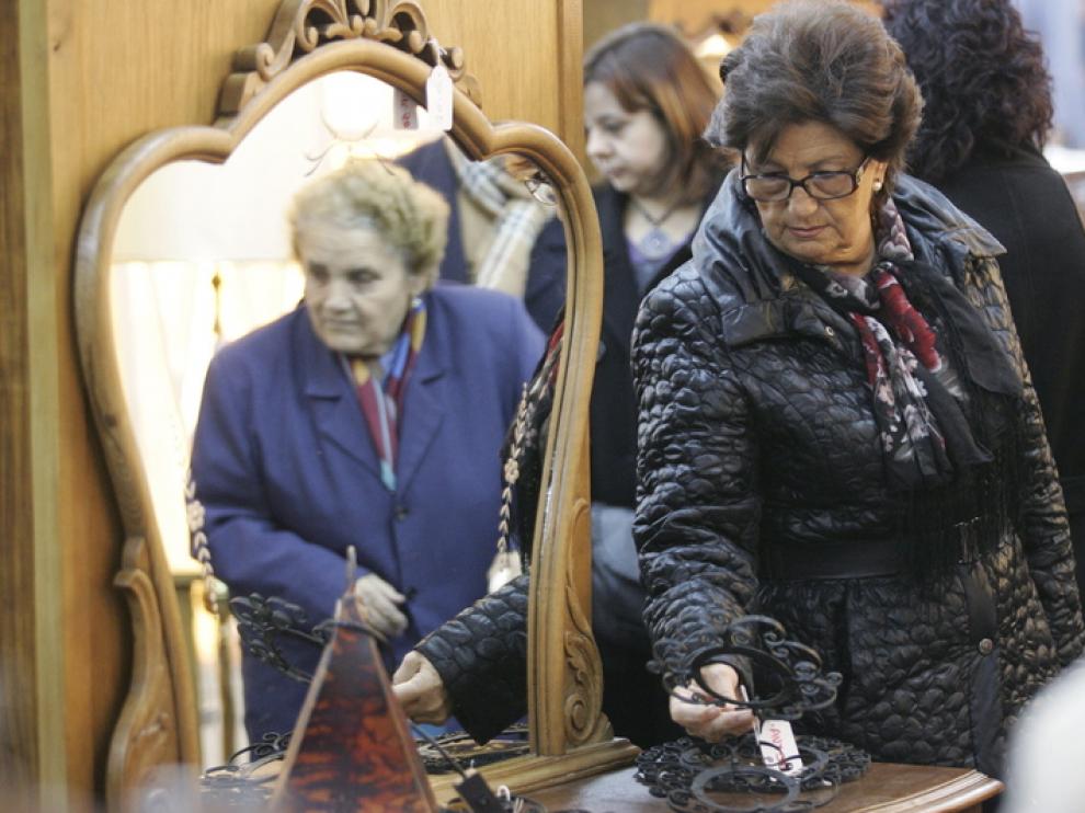 El rastrillo solidario de Cáritas recibió a numerosos compradores durante todo el día de ayer.