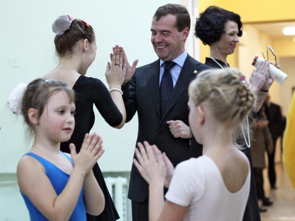 Medvedev juega con unas bailarinas durante una visita a un centro de arte joven