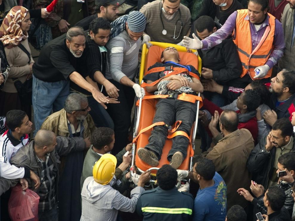 Trasladan a un joven manifestante herido en la plaza Tahrir de El Cairo