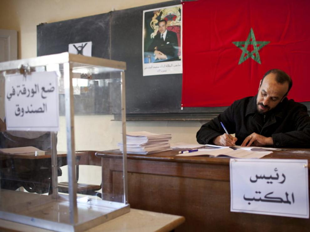Un encargado de un colegio electoral de Rabat