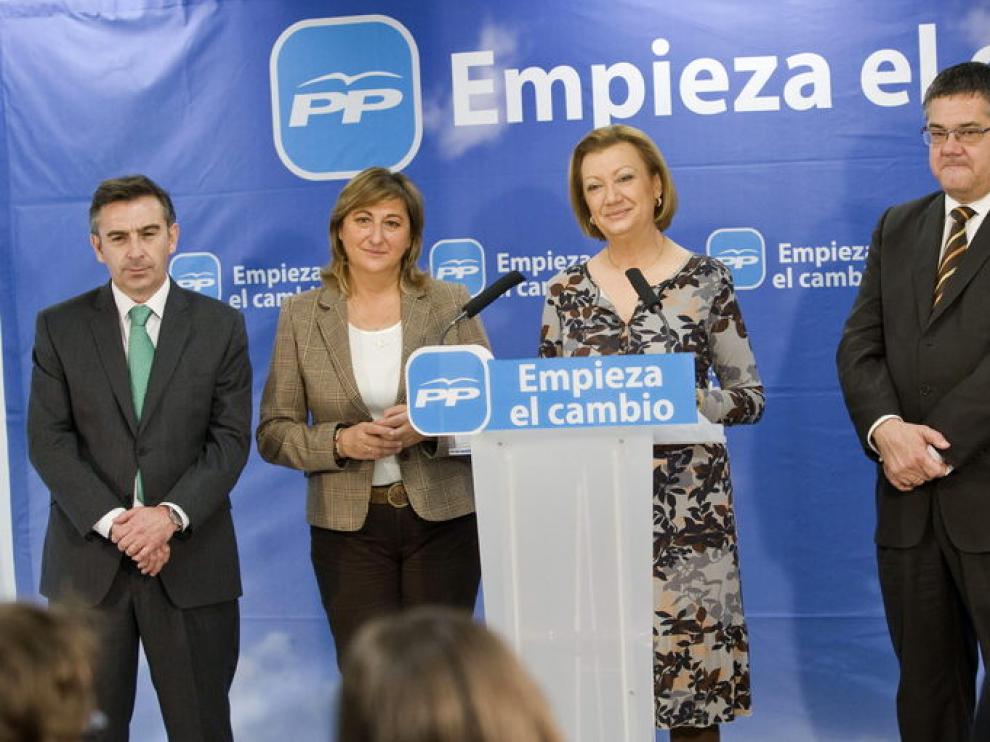 Luisa Fernanda Rudi acompañada de los presidentes provinciales del PP: Luis María Beamonte, Carmen Pobo y Antonio Torres