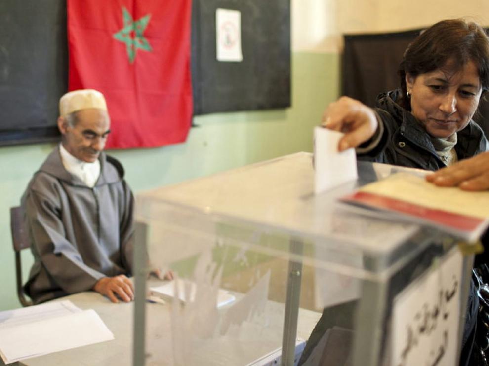 Una mujer vota en un colegio electoral en Rabat