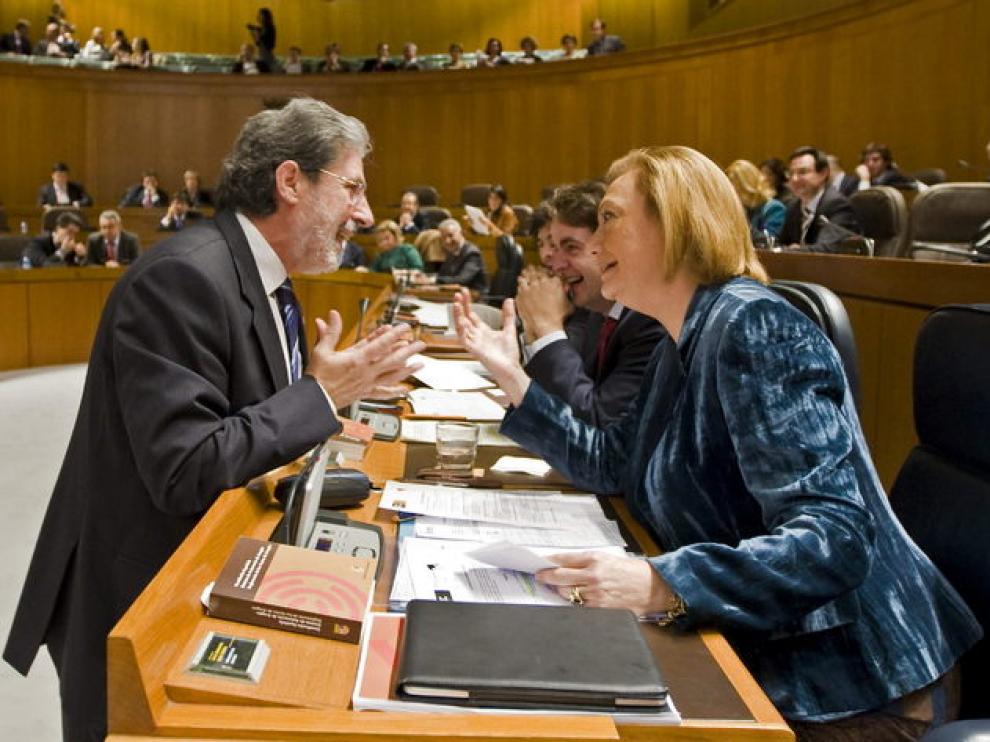 Adolfo Barrena dialoga con Rudi durante el pleno de las Cortes