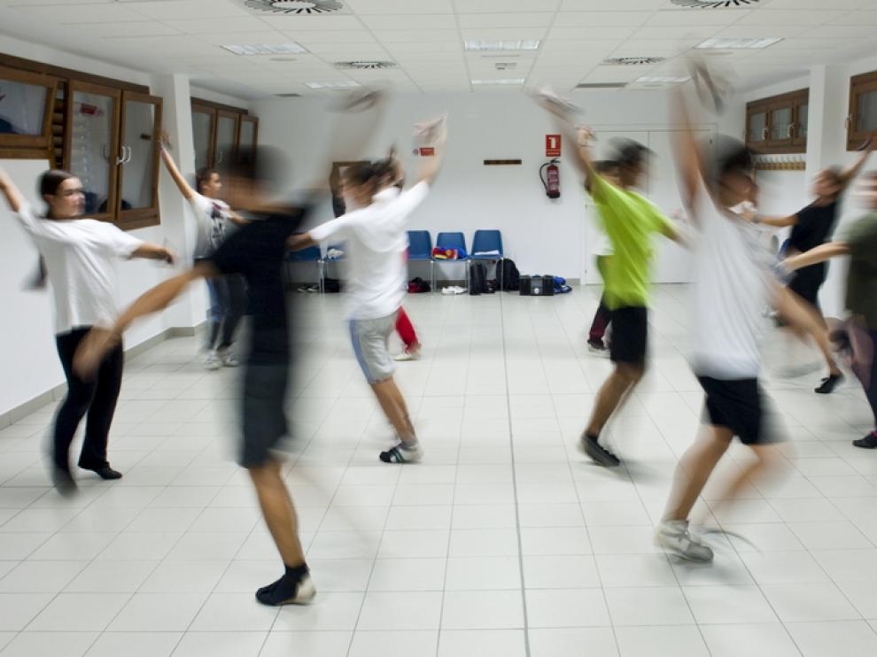 Varios jóvenes toman clases de jota en un Centro Cívico, en una imagen de archivo