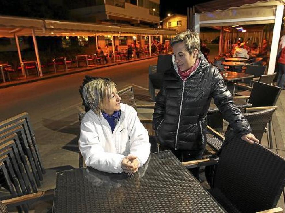 Eva y María Luisa, propietarias del bar al que el Ayuntamiento ha levantado la terraza.