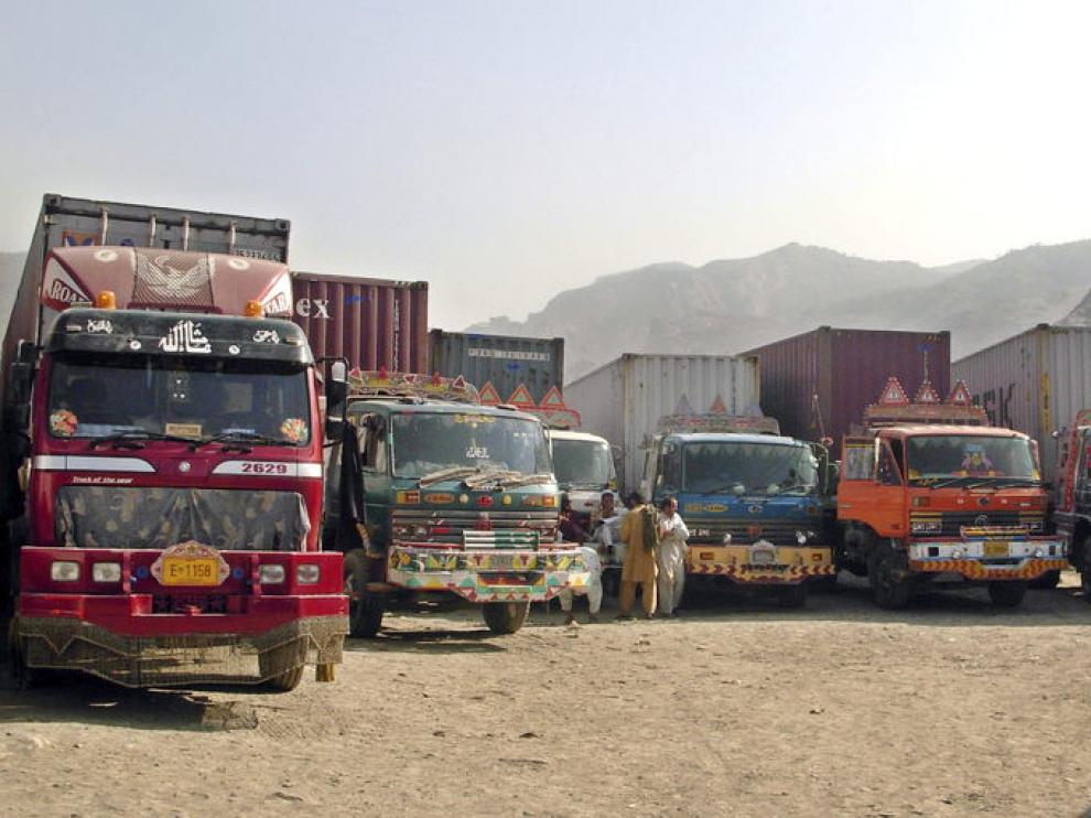Camiones de la OTAN, detenidos en la frontera de Pakistán
