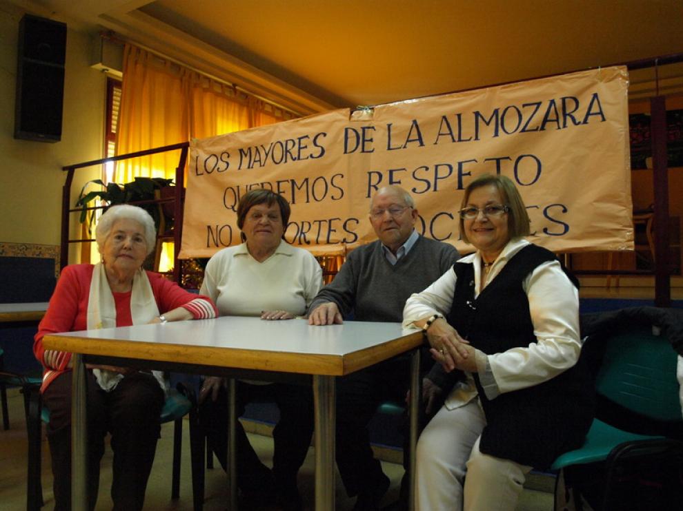 Varios de los jubilados, delante de una pancarta reivindicativa