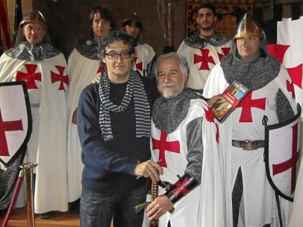 Juanfer Briones posa con los actores vestidos de templarios que pusieron color al acto.