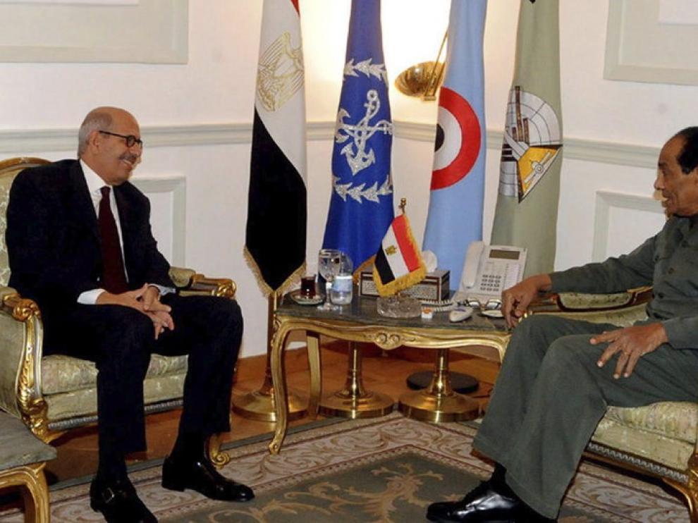 El jefe de la Junta Militar, Mohamed Hussein Tantami, se reunió ayer con El Baradei