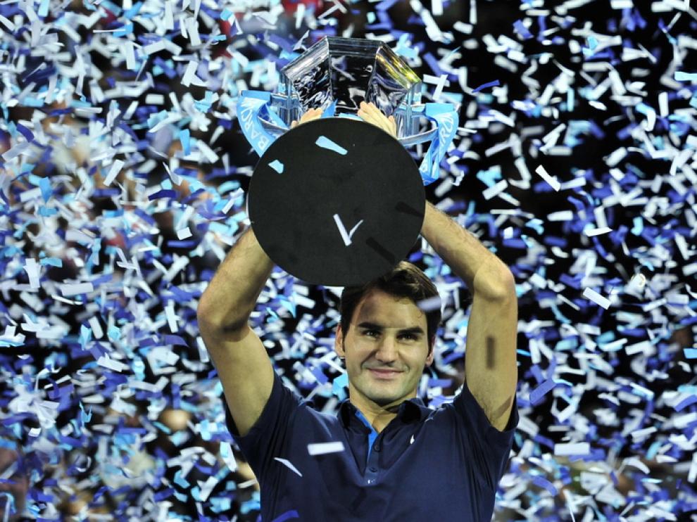 El suizo, Roger Federer, levanta la copa de la victoria.