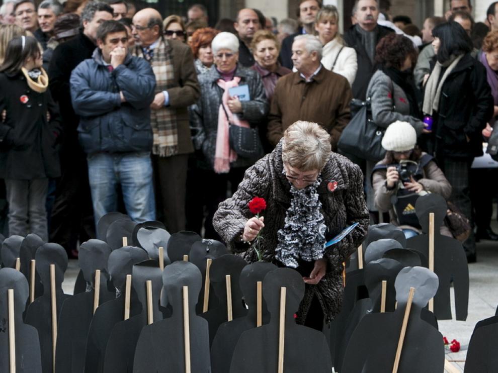 Acto en memoria de las víctimas de accidentes de tráfico celebrado en la plaza del Pilar