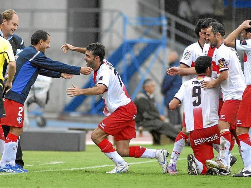Roberto, con el nueve, se abraza a sus compañeros