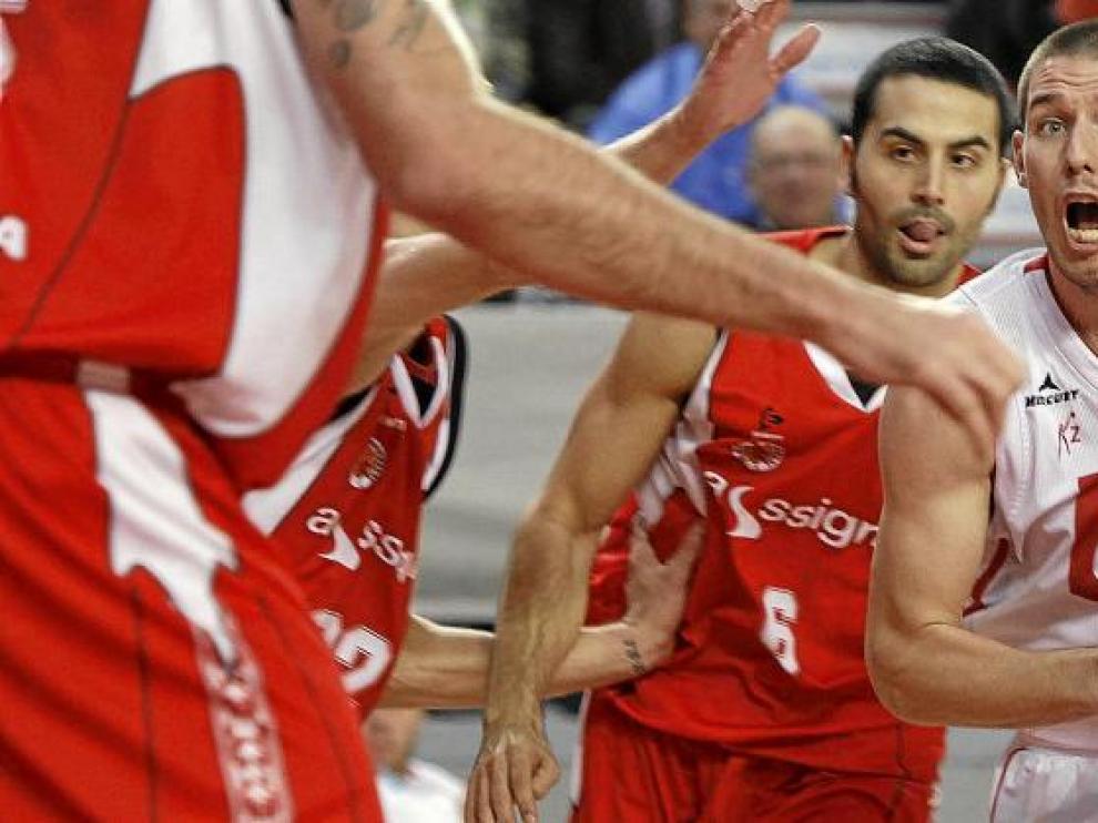 Van Rossom controla el balón