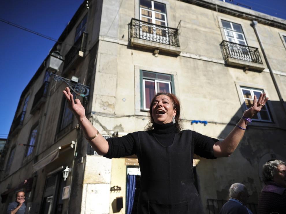 Una cantante de fados en el barrio lisboeta de Alfama