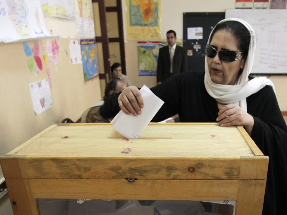 Una mujer egipcia ejerce su derecho al voto