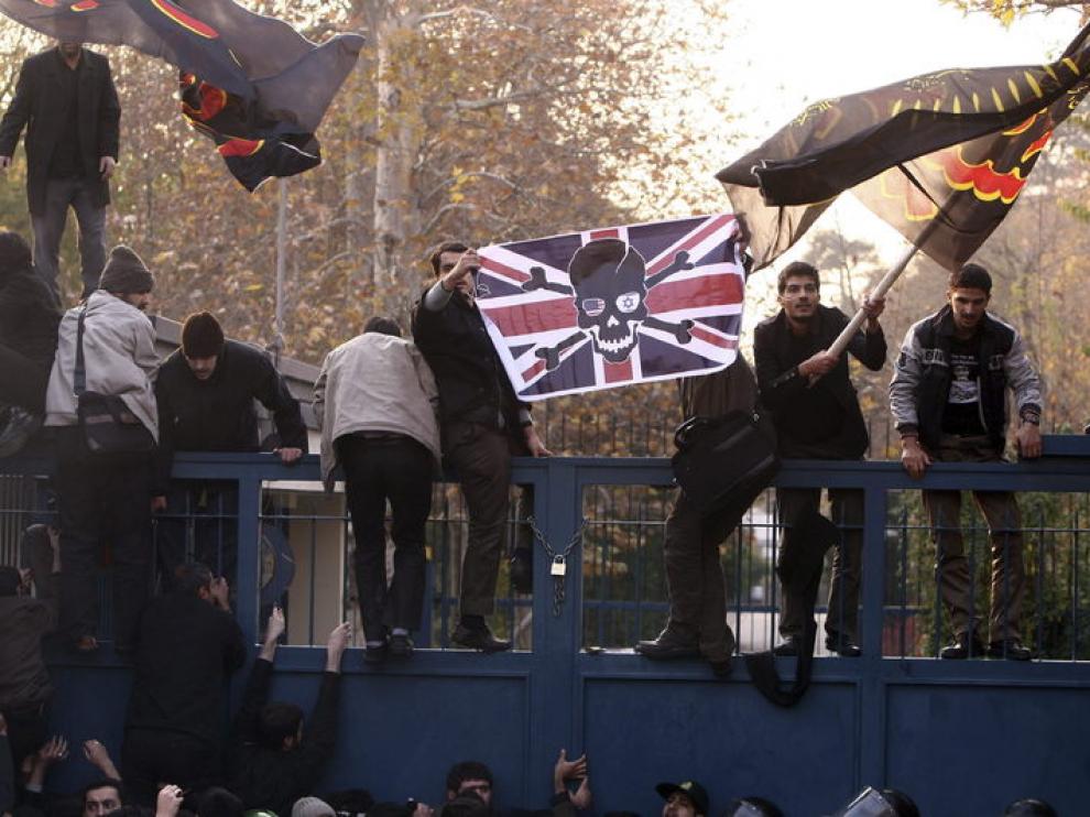 Estudiantes islámicos a la entrada de la embajada británica en Teherán