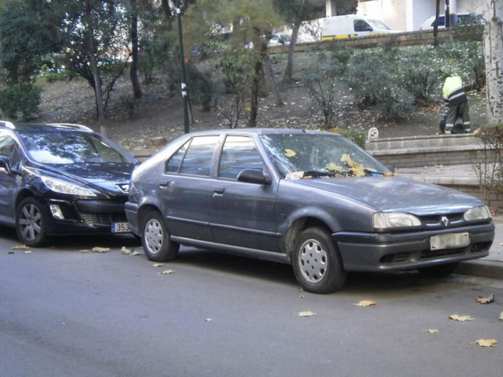 Coche abandonado en la calle José Pellicer