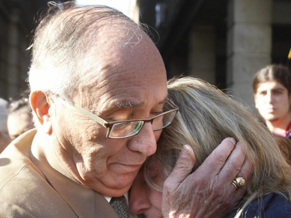 El abuelo de Marta consuela a la madre de la joven tras el juicio