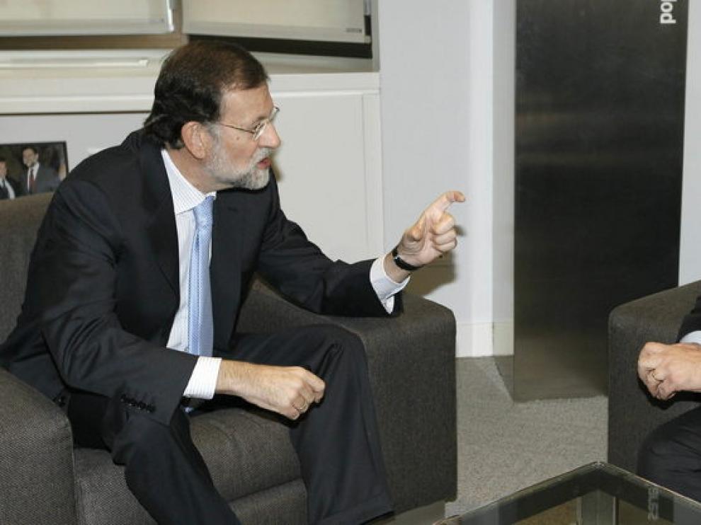 El líder del PP, Mariano Rajoy (i), conversa con el vicepresidente de la Comisión Europea y comisario de Industria y Emprendimiento, Antonio Tajani