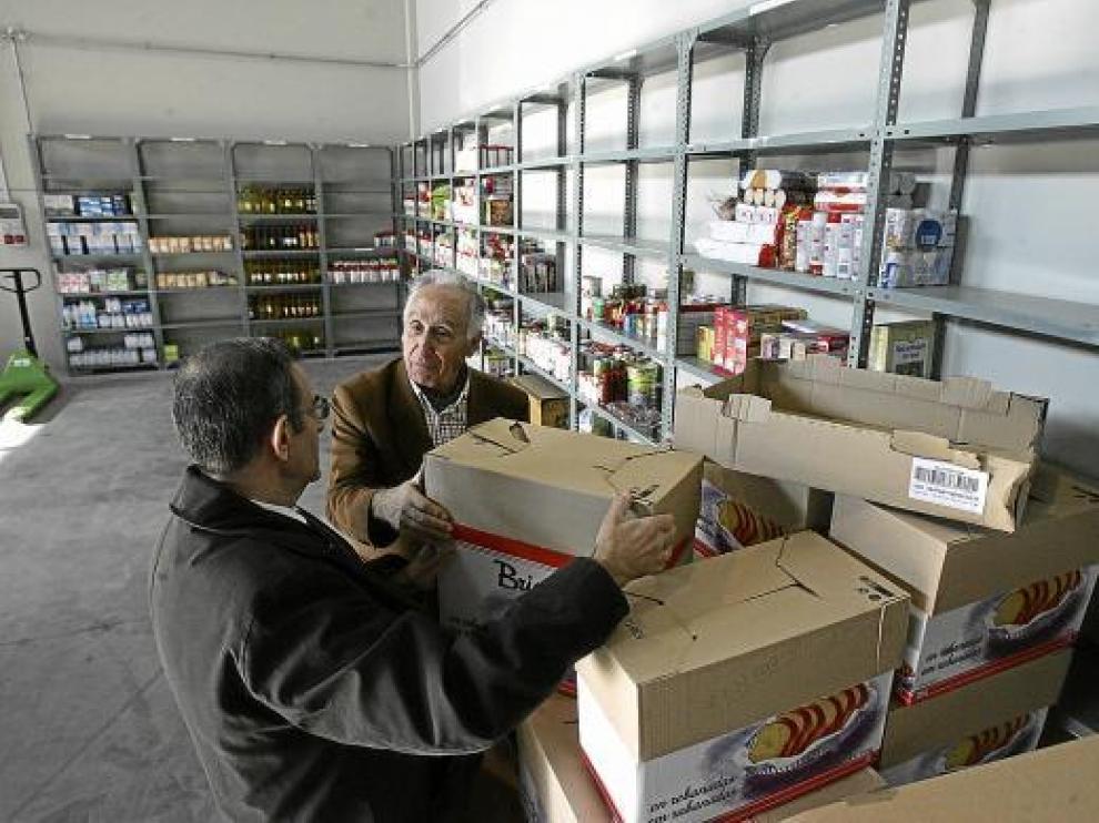 Varias personas visitaron ayer el nuevo almacén del Banco de Alimentos en su presentación.