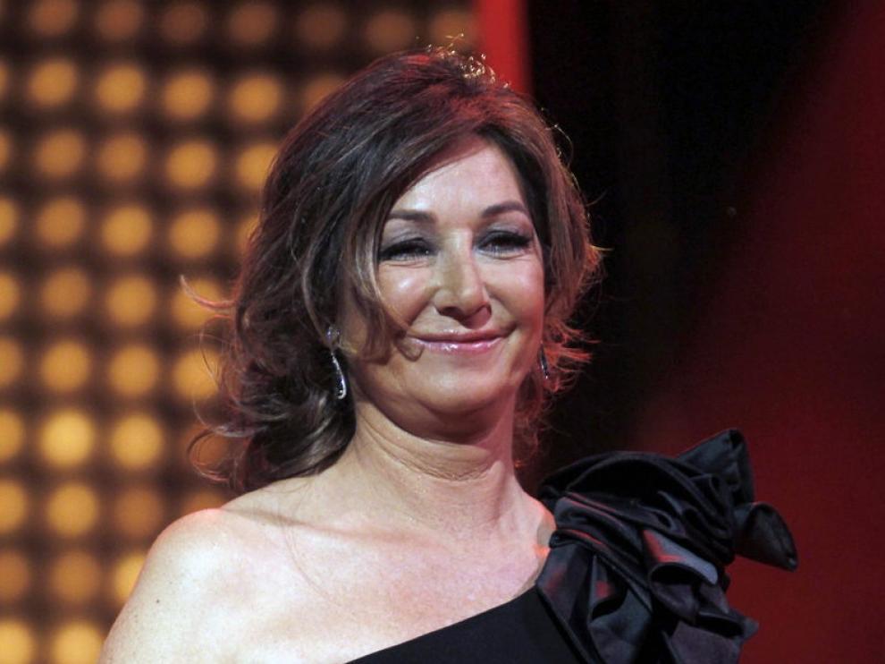 La presentadora, Ana Rosa Quintana, con el premio Ondas en sus manos.