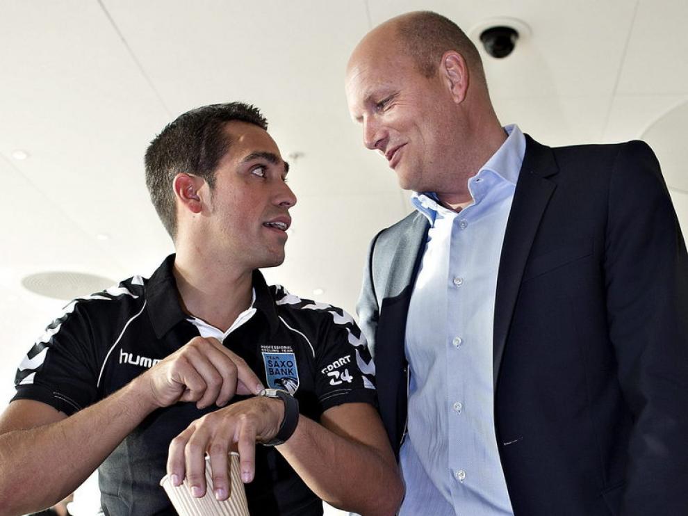 Alberto Contador conversa con el director del Saxo Bank