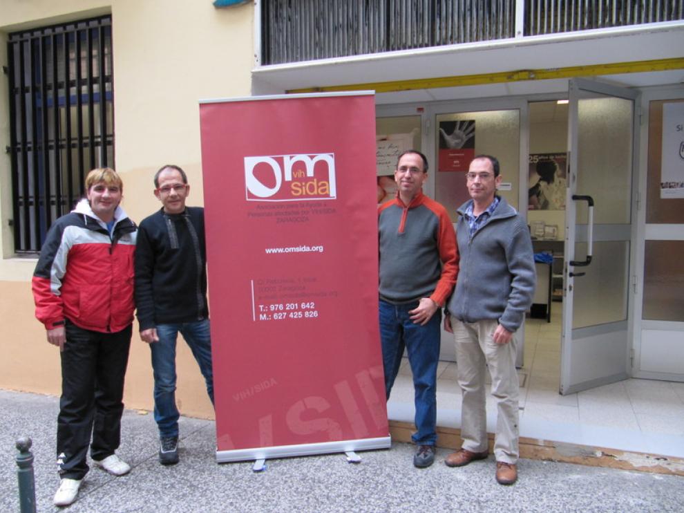 Varios voluntarios de OMSIDA (a la derecha, Jancho Barrios).