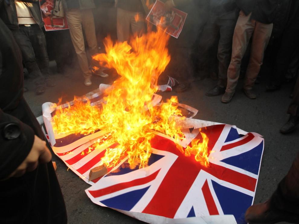 Los manifestantes queman una bandera británica