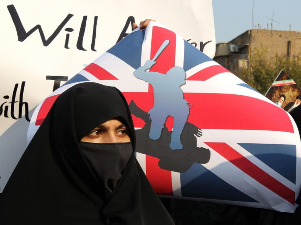 Imagen de las protestas ante la embajada británica en Teherán