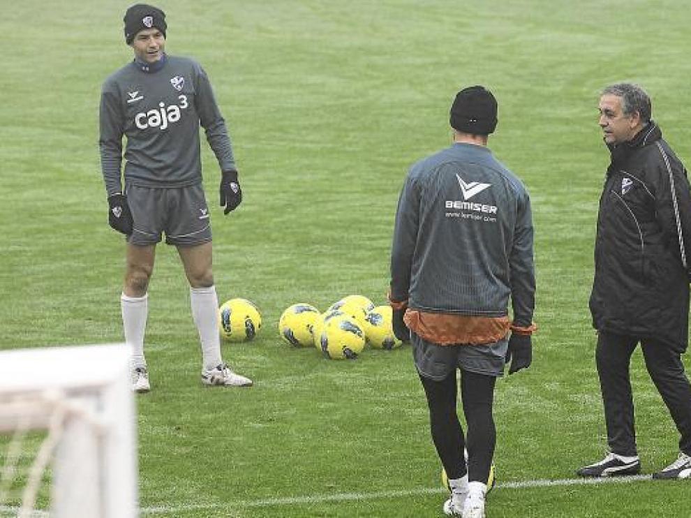 Quique Hernández (dcha.) conversa con Camacho y Helguera en el entrenamiento de ayer.