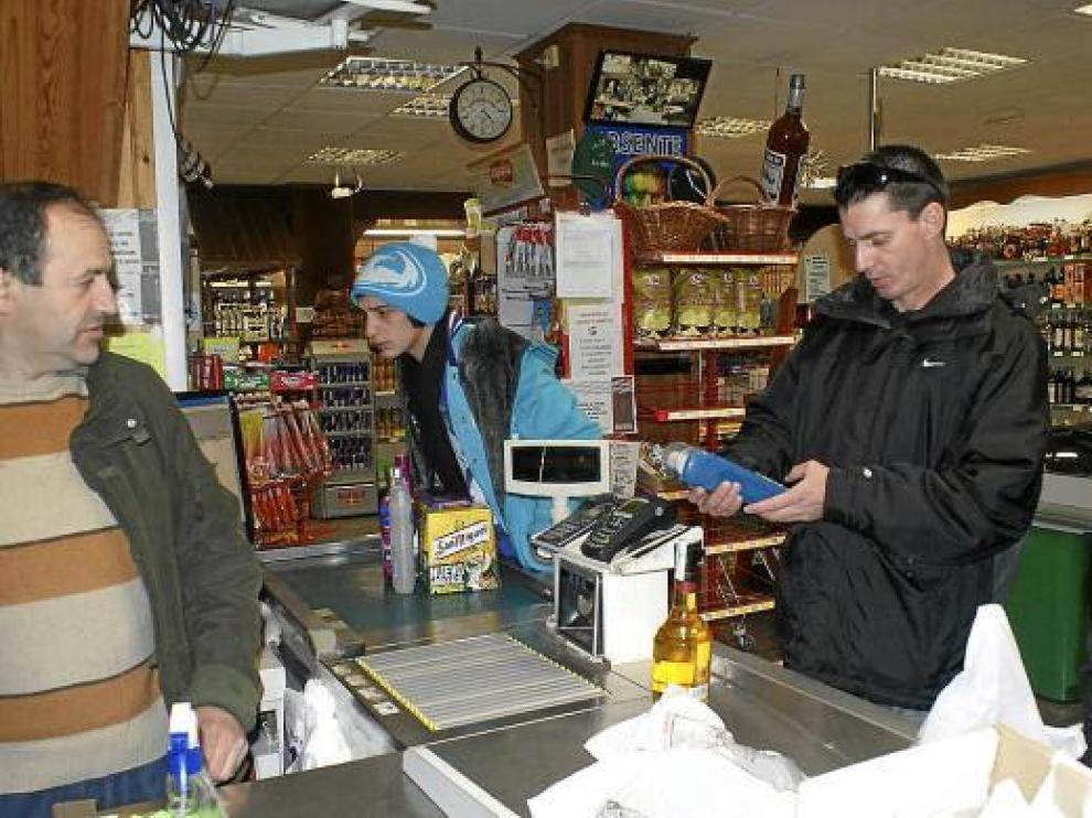 El supermercado de Parzán se volvió a llenar de clientes franceses poco después de reabrirse el túnel