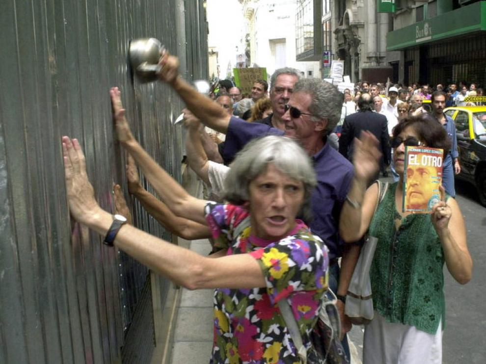 El corralito argentino sacó a la calle a los ahorradores que reclamaban su dinero