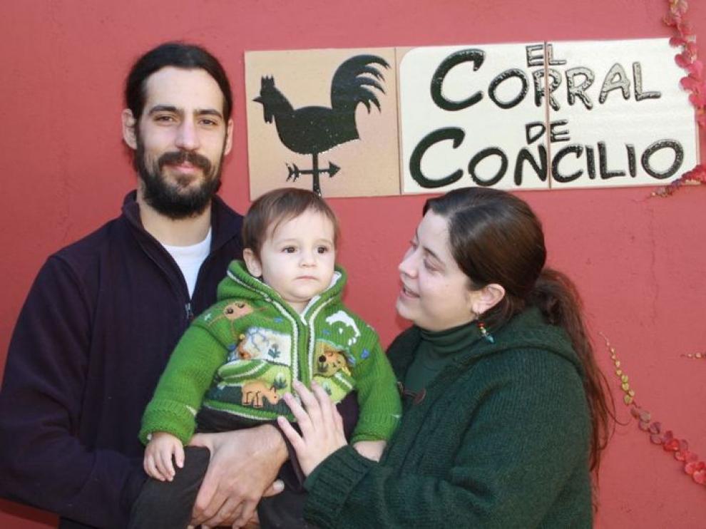 Jorge, Carlota y el pequeño Diego, en el hotel rural que han montado en Concilio.