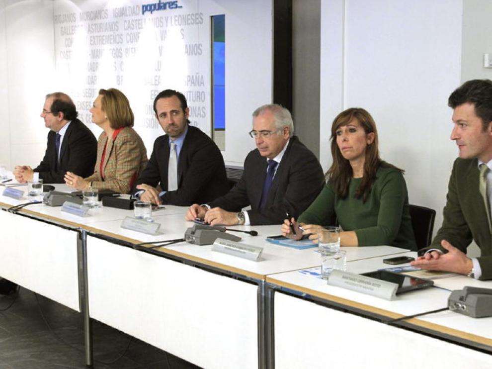 Rudi, segunda por la izquierda, en la reunión del PP en Madrid