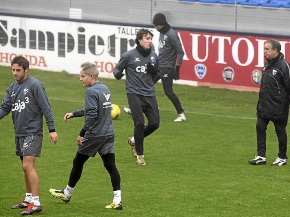 Varios futbolistas del Huesca, durante un entrenamiento de esta semana en el estadio de El Alcoraz.
