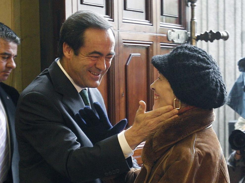 Bono recibe a los ciudadanos en el Congreso