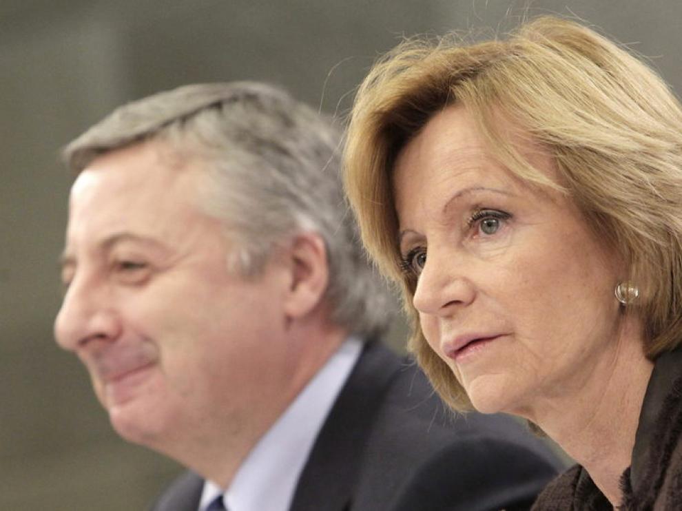 Los ministros José Blanco y Elena Salgado, durante la rueda de prensa del Consejo de Ministros