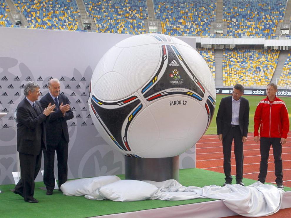 Ángel María Villar y Vicente del Bosque durante la presentación del balón oficial