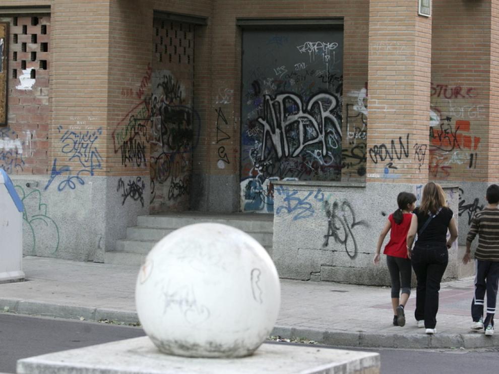 Este rincón del Paseo de las Autonomías aparece siempre plagado de pintadas.