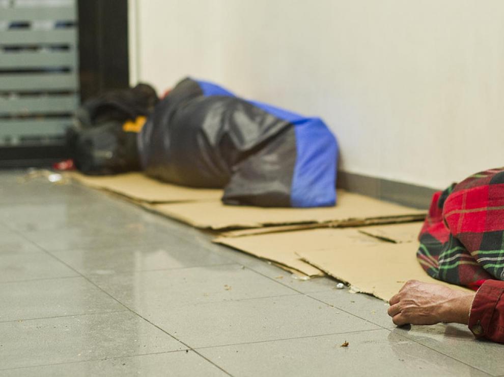 Cientos de cajeros de toda España se llenan por la noche de gente sin hogar