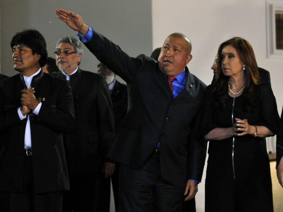 Cristina Fernández junto a Hugo Chávez, en la foto de familia de la cumbre