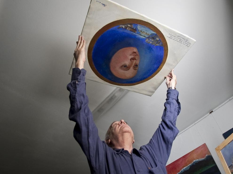 Antonio López, con el boceto para la cúpula del Pilar.