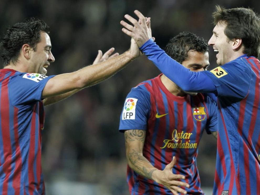 Leo Messi celebra un gol con Xavi Hernández