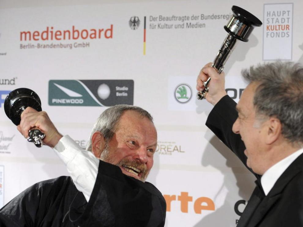 Terry Guilliam y Stephen Fears tras recibir sus galardones en la gala del Cine Europeo