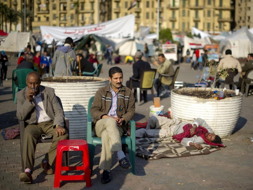Dos hombres toman te en la plaza Tahrir