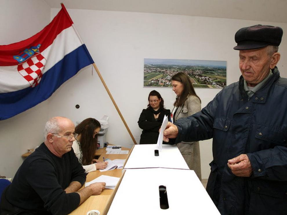Un hombre vota durante las elecciones parlamentarias que se celebran en su país hoy, domingo 04 de diciembre de 2011, en la aldea de Micevec, en las afueras de Zagreb