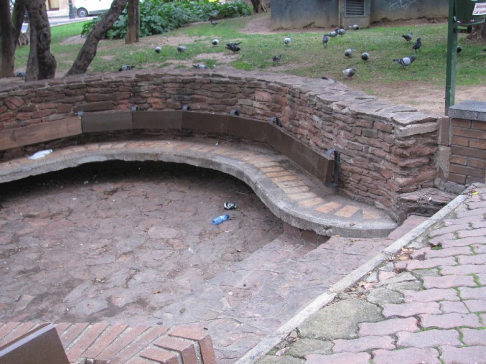 Hay días que cruzar la plaza Salamero es casi misión imposible