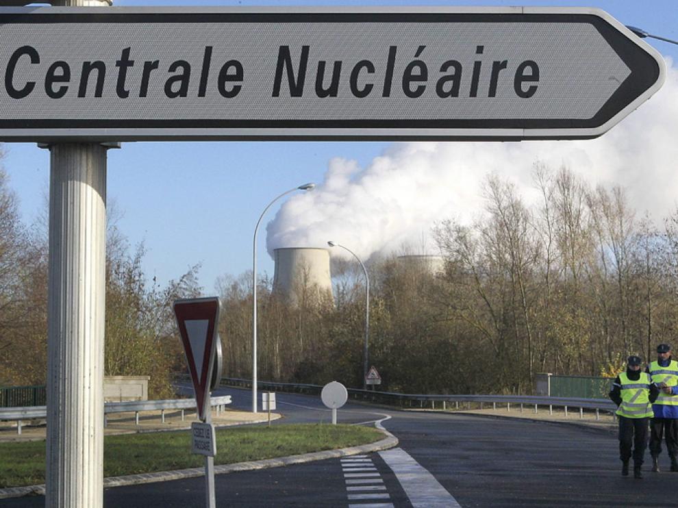 Varios gendarme vigilan el acceso a una central nuclear francesa