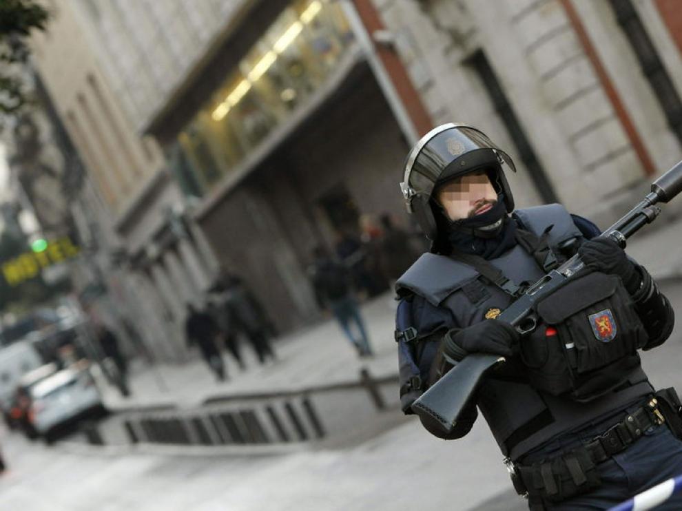 Un policía custodia la zona del desalojo