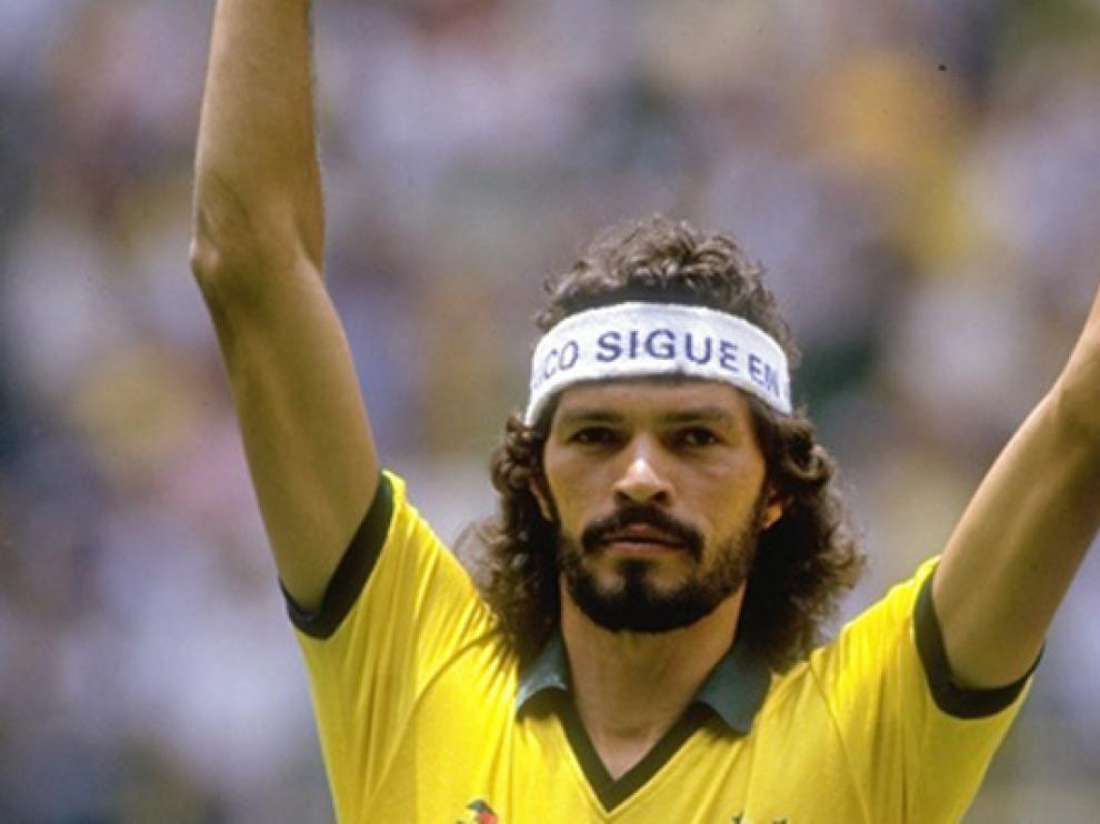Sócrates vistiendo la camiseta de Brasil
